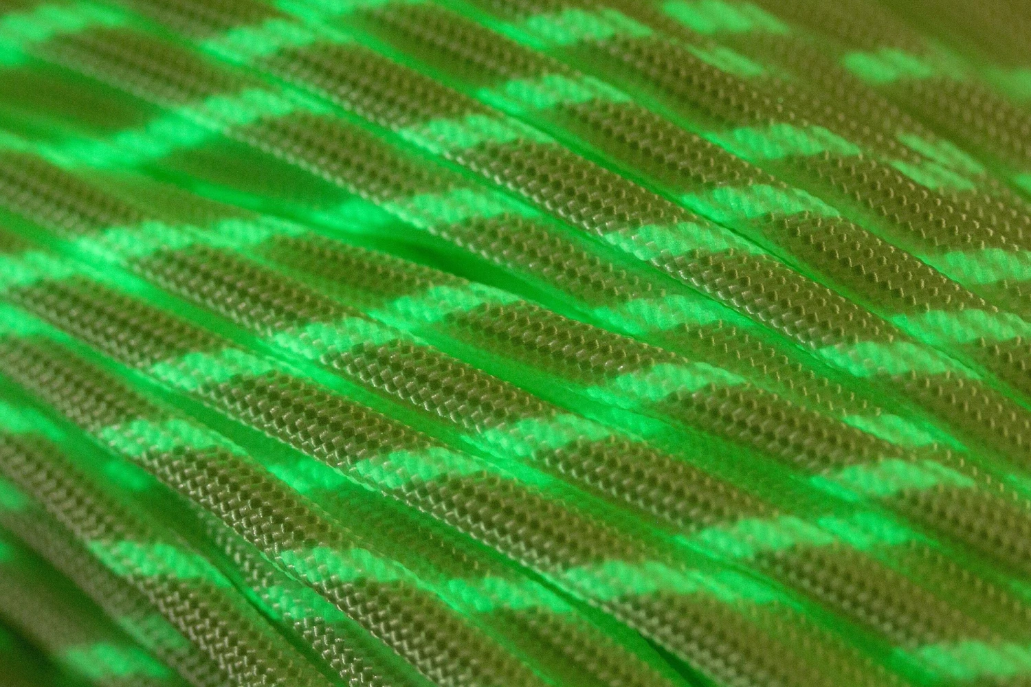 Knivesandtools 550 Paracord Type III, Couleur : White W/ Glow In The Dark, 100 Ft (30,48 M) 4 Knivesandtools 550 Paracord Type III, Couleur : White W/ Glow In The Dark, 100 Ft (30,48 M) – Image 2