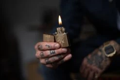 Knivesandtools Zippo Brass Brushed Knife, Bronze, Briquet -Plein Air Outils Magasin KTZPBRASSKNIFE 09 KATOZIPPO